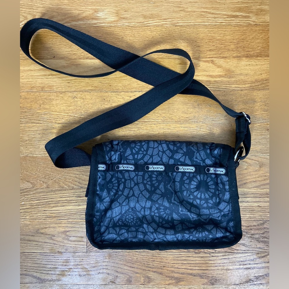 Lesportsac classic design crossbody bag with attractive pattern
